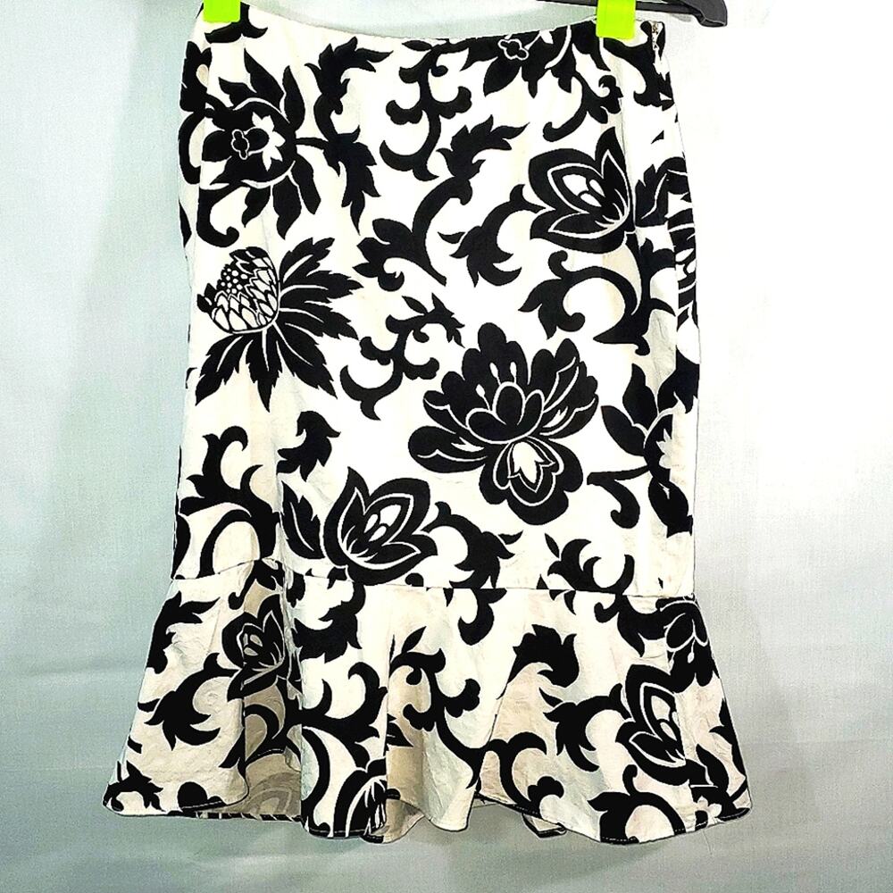 White house black market Black and White Floral pattern Flare Skirt Size 0